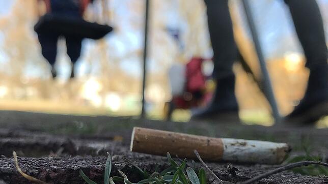 Für viele Eltern ein Ärgernis: Zigarettenkippen im Sand, die Kindern finden und in den Mund nehmen. Die Stadt Konstanz plant deshalb ein ...