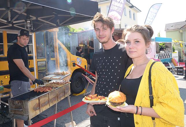 Patricia Stabel und Felix Kölle probieren die von Juri Perednia gegrillten Köstlichkeiten. Bild: Jörg Büsche