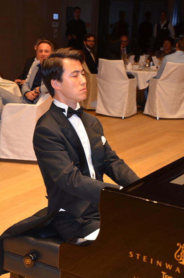 Haiou Zhang, einer der gegenwärtig erfolgreichsten chinesischen Musiker überhaupt, bietet klassische Klaviermusik zu feinstem Essen im ...