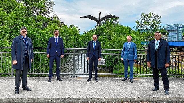 Die Landräte Martin Kistler (Waldshut), Zeno Danner (Konstanz), Sven Hinterseh (Schwarzwald-Baar-Kreis) haben sich mit den Schaffhauser ...
