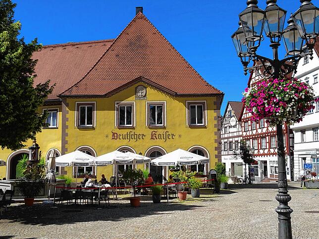 Aus dem „Kaiser“ wurde das Café „Stil & Genuss“ mit der beliebten Außengastronomie neben dem Narrenbrunnen auf ...