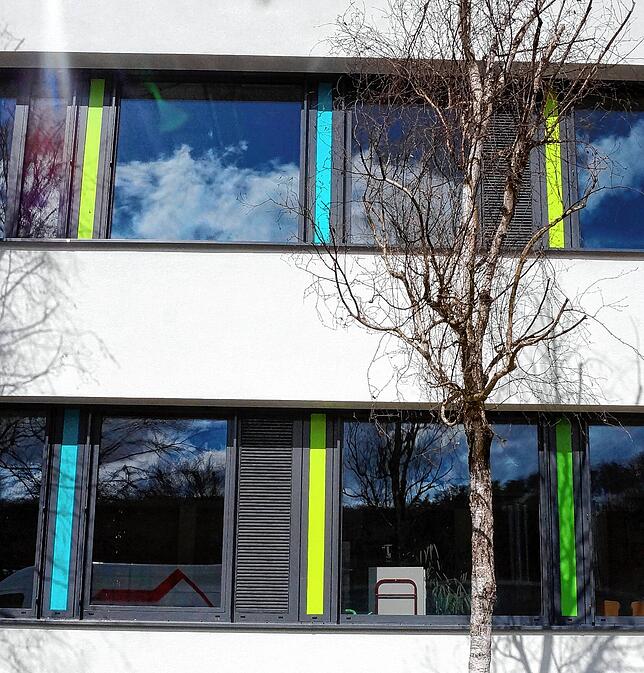 Neue Fenster, bunte Farbstreifen und Lüftunsgitter – der Blick auf die neu gestaltete Fassade des Klettgau-Gymnasiums.