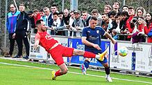 Traum vom Derby lebt: Setzt sich Emir Muratovic (links) am Ostermontag mit dem FC Tiengen 08 im Halbfinale beim VfR Bad Bellingen durch ...