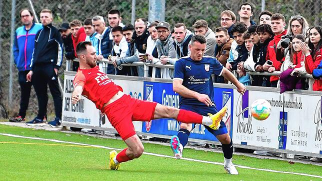 Traum vom Derby lebt: Setzt sich Emir Muratovic (links) am Ostermontag mit dem FC Tiengen 08 im Halbfinale beim VfR Bad Bellingen durch ...
