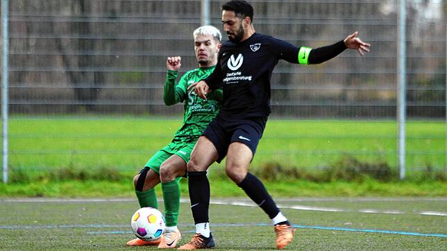 Im letzten Duell vor der Winterpause setzte sich der TSV Aach-Linz (links Yannick Slawig) gegen den BC Konstanz-Egg (Nizar El Khattabi) ...