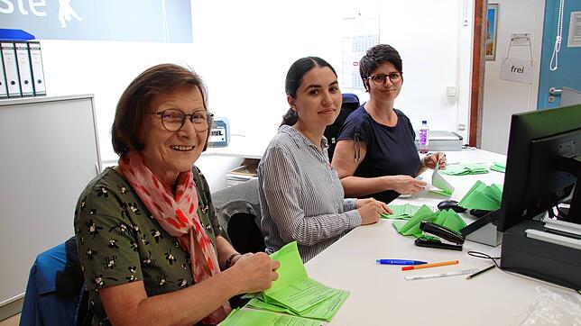 Lucia Glunz (von links), Senna Yerlikaya und Carmen Schrader-Götz gehören zu den fleißigen Wahlhelferinnen und zählen am Montag die ...