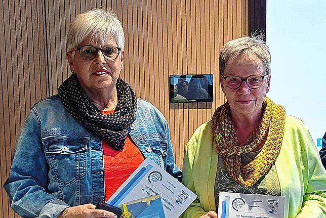 Von links: Cornelia Knauss und Gisela Raus retteten eine alte Dame aus einem Wohnhaus.