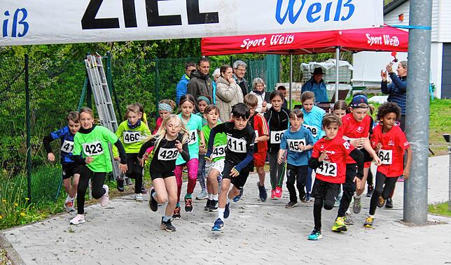 Bild 12: Bilder und Eindrücke vom 15. Sport Weiß-Lauf in Königsfeld: Ein unvergessliches Event