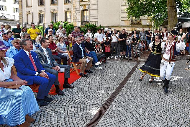Bild 17: DAs Donauquellfest ist eröffnet- Kaltgetränke fließen, Laune ist in Bestform.