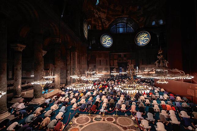 Betende Muslime in der Hagia Sophia. Das UNESCO-Kulturerbe darf trotz der Umwidmung des Gotteshauses zur Moschee von Touristen ...