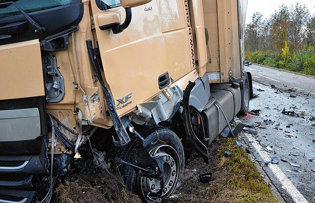 Der Lastwagen wurde bei dem Zusammenprall schwer beschädigt.