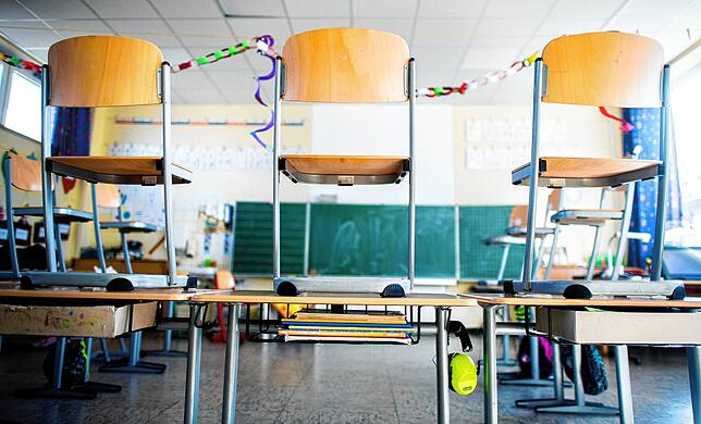 Blick in ein leeres Klassenzimmer.