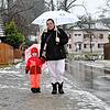 Dragana Laura ist mit ihrer Tochter Vittoria in der Danzigerstraße unterwegs &ndash; schön vorsichtig, noch am späten Vormittag ist es ...