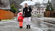 Dragana Laura ist mit ihrer Tochter Vittoria in der Danzigerstraße unterwegs &ndash; schön vorsichtig, noch am späten Vormittag ist es ...