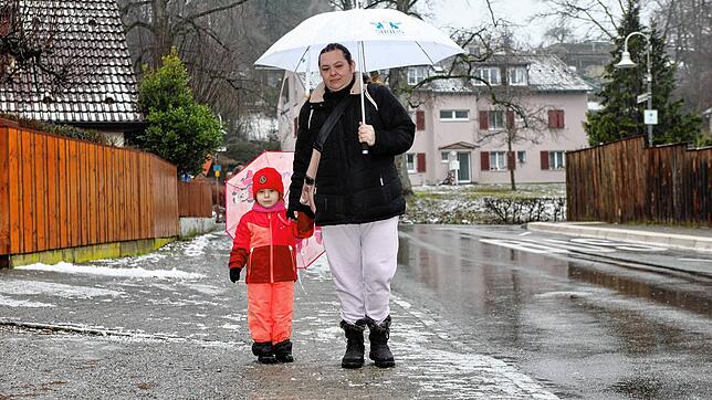 Dragana Laura ist mit ihrer Tochter Vittoria in der Danzigerstraße unterwegs &ndash; schön vorsichtig, noch am späten Vormittag ist es ...