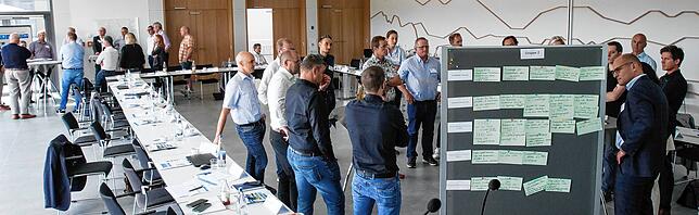 Beim Strategieworkshop in der IHK Schwarzwald-Baar-Heuberg wird gemeinsam am Wasserstoffkonzept für die Region gearbeitet.