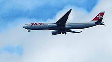 Ein Flugzeug im Landeanflug auf Zürich, aufgenommen im Juli 2023.