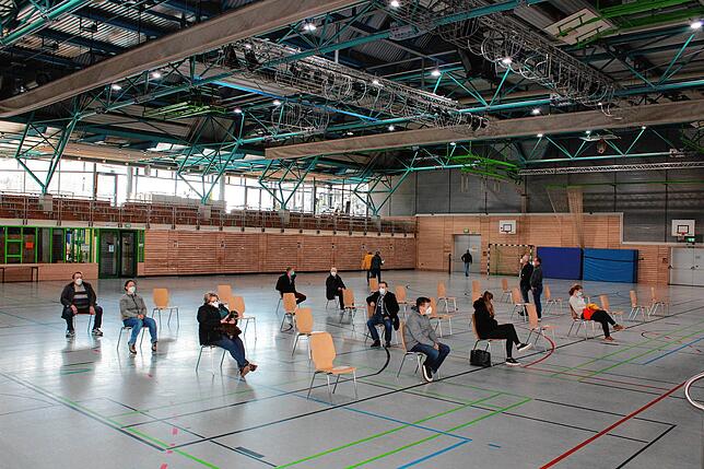 In der Jahnhalle stehen mehr als genug Stühle für die Wartenden bereit.