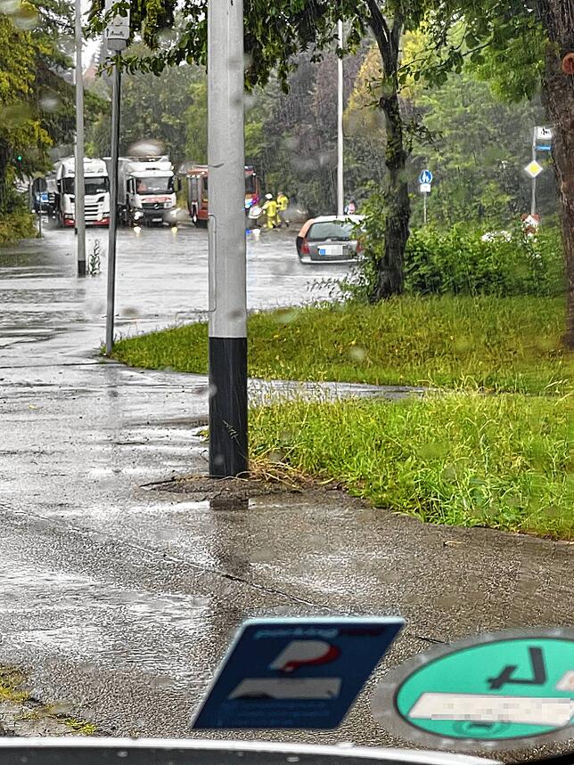 Das Unwetter sorgt für eine große Überschwemmung.