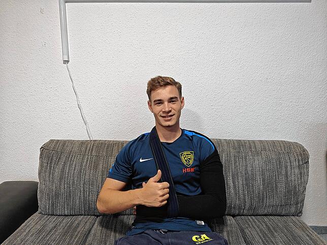 Sven Widmann, Spieler der SpVgg F.A.L., einen Tag nach dem Spiel beim FC Gutmadingen, in welchem er sich die Schulter ausgekugelt hat.
