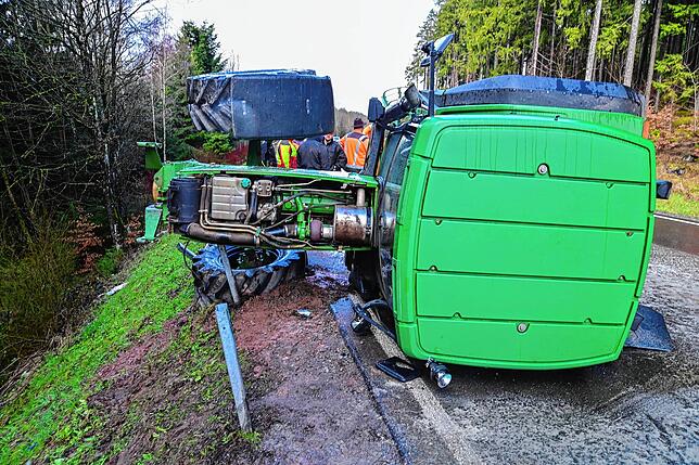 Glück im Unglück für den Fahrer: Die Leitplanke verhindert, dass der Traktor eine Böschung hinunterstürzt.