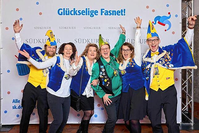 Bild 21: Bilder der SWR-Fasnacht: Narren glänzen vor der SÜDKURIER-VIP-Wand im Konzil