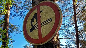 Ein Warnschild an einem Baum oberhalb des Gutachtals bei Triberg verbietet das Feuermachen am beliebten Aussichtspunkt Großvaterstuhl. ...