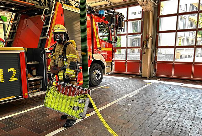 Auch der Schlauchkorb muss mit: Schweres Tragen gehört bei der Feuerwehr zum Alltag.