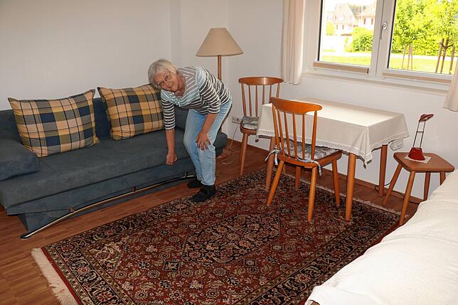 Ingeborg Kettern zieht das Ausklappsofa im Gästezimmer aus. So bekommt Besuch im 13-Partien-Haus die Möglichkeit, ganz in der Nähe zu ...