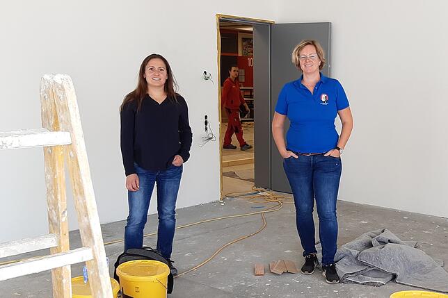 Architektin Yvonne Reich (links) 2020 mit Janine Regel-Zachmann im Neubau der Schule. Sie ist für die Schulleiterin auch ein Vorbild für ...