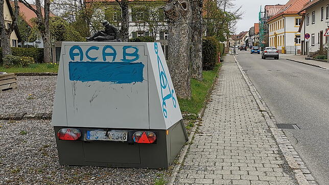 Immer wieder werden Blitzeranhänger zum Opfer von Sachbeschädigungen &ndash; wie hier in Mönchweiler &ndash; zum Opfer von Sprayern. In ...