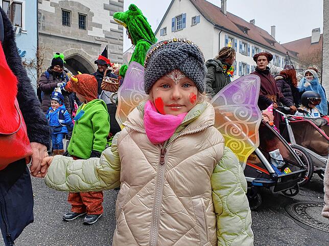 Bild 11: So viele Mäschgerle gab&lsquo;s beim Kindergartenumzug noch nie