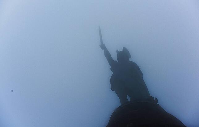 Ein Mythos, vom Nebel umwabert: Das Denkmal für Hermann den Cherusker bei Detmold.