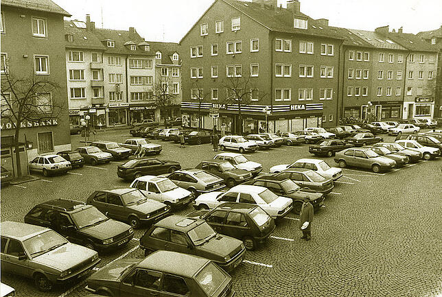 1989, hier ein Archivbild, durfte noch auf dem Adenauerplatz geparkt werden.
