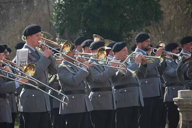 Für den passenden Rahmen im Donaueschinger Schlosspark sorgt das Heeresmusikkorps aus Ulm. Das Orchester besteht bereits seit über 50 ...