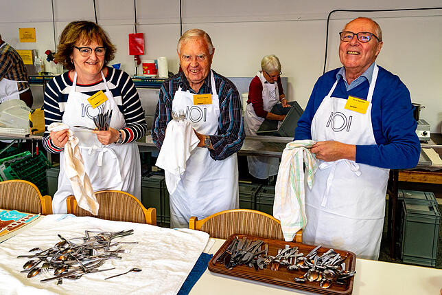 Beim Besteck trocknen (von links) Elisabeth Antolic, Manfred Speck und René Spendler.