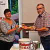Auslosung im Rothaus-Bezirkspokal: Gemeinsam mit &bdquo;Glücks-Elf&ldquo; Hanspeter Stein aus Haltingen brachte Spielleiterin Kerstin ...