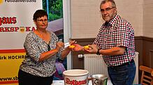 Auslosung im Rothaus-Bezirkspokal: Gemeinsam mit &bdquo;Glücks-Elf&ldquo; Hanspeter Stein aus Haltingen brachte Spielleiterin Kerstin ...