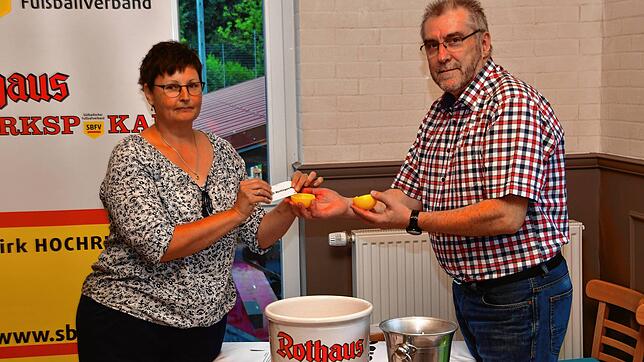 Auslosung im Rothaus-Bezirkspokal: Gemeinsam mit &bdquo;Glücks-Elf&ldquo; Hanspeter Stein aus Haltingen brachte Spielleiterin Kerstin ...