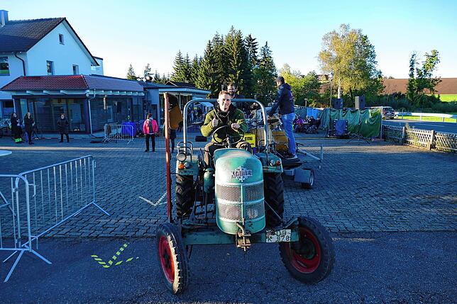 Alexander Gilly kutschiert das Equipment von &bdquo;Roy Flachmann&ldquo; mit dem Traktor durch Pfohren.