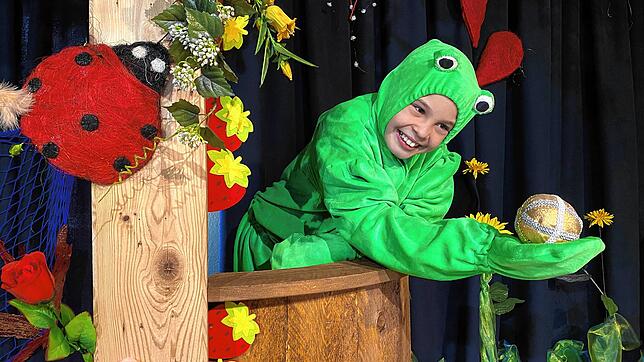 Elias Heizmann als Froschkönig. Der Theaterverein sucht Paten für 162 Märchenfiguren, um den Lockdown finanziell zu überstehen.
