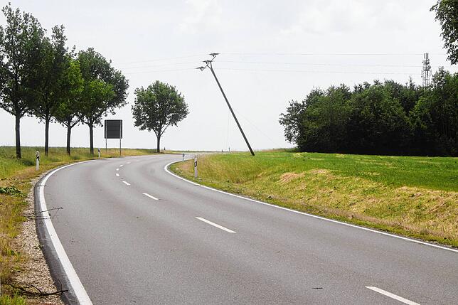 An der B14, nahe der Gemarkungsgrenze zwischen Eigeltingen und Mühlingen drohte ein Strommast umzuknicken und musste gesichert werden.