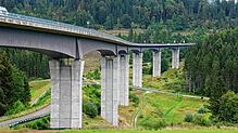 Neben der bestehenden Gauchachtalbrücke soll eine zweite entstehen. Der Bau ruhte bislang aufgrund einer Klage des Verkehrsclubs ...