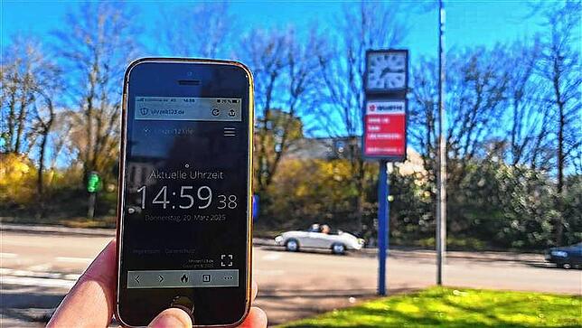 Wer auf der Friedrichsstraße in Bad Säckingen unterwegs ist, hat sich bestimmt schon einmal gewundert, weshalb diese Uhr stets die ...