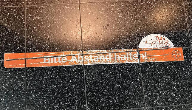 „Bitte Abstand halten!“, mahnt im Bad Säckinger Ärztehaus Seconia ein auf dem Fußboden aufgebrachter Aufkleber.