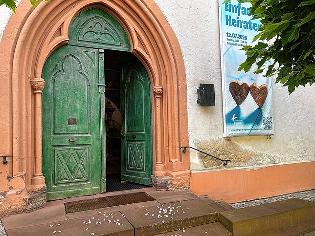 Die Johanneskirche ist für die kirchliche Segnung der Paare romantisch geschmückt.