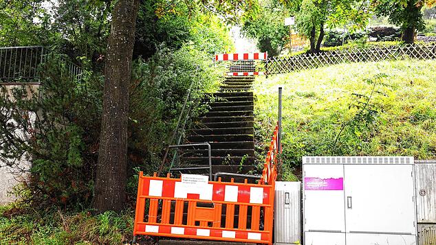 Marode ist die Treppe, die in Unterkirnach vom Eichhaldenweg hinab in die Talstraße führt und aus Sicherheitsgründen gesperrt ist. Jetzt ...