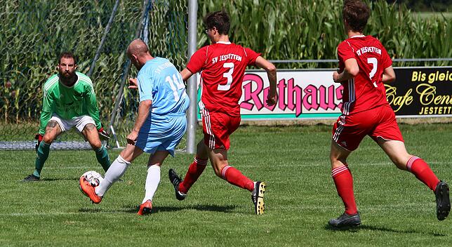 Bild 27: SV Jestetten setzt sich im Pokal-Derby mit 4:2 bei der SG Lottstetten/Altenburg durch