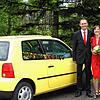 Micha Bächle und seine Ehefrau Meike am Tag ihrer standesamtlichen Trauung im Jahr 2011 &ndash; mit dabei: das erste Auto des heute ...