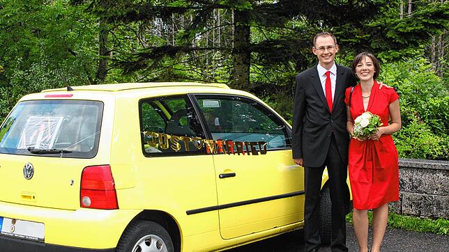 Micha Bächle und seine Ehefrau Meike am Tag ihrer standesamtlichen Trauung im Jahr 2011 &ndash; mit dabei: das erste Auto des heute ...